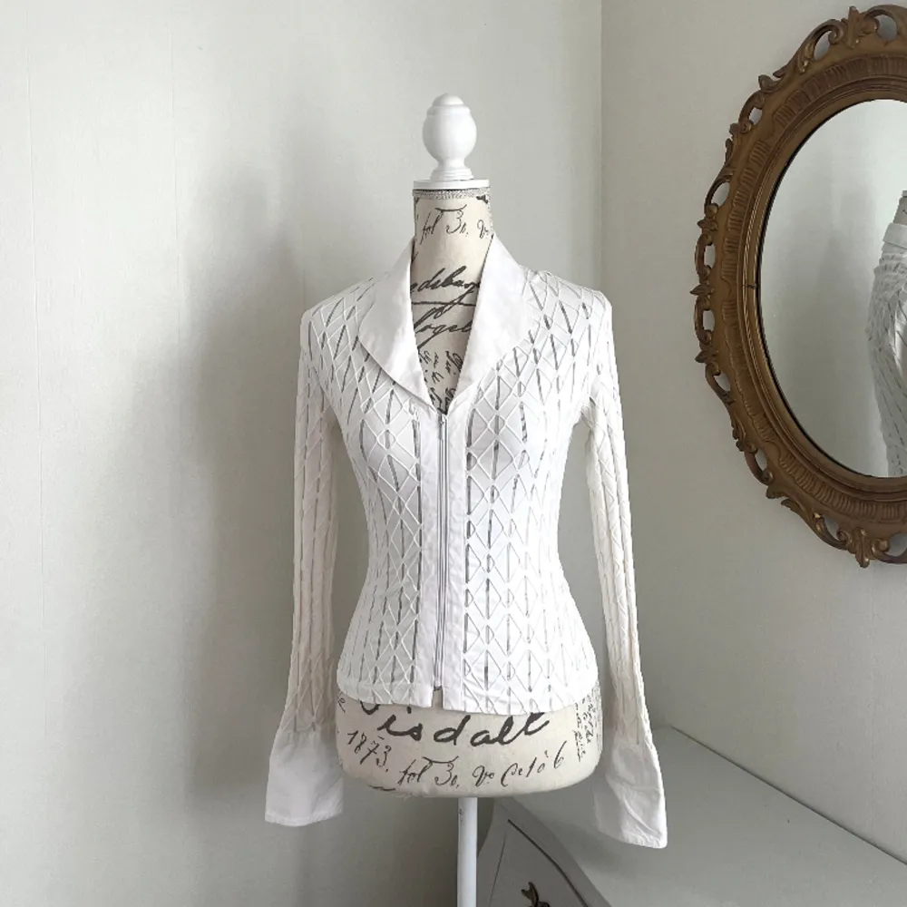 Vit vintage tröja med fina detaljer från blanc nature, passar storlek xs-m 👼🏼. Tröjor & Koftor.