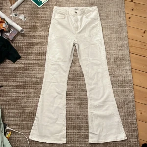 Vita bootcut jeans  - Säljer dessa bootcut jeans från Gina tricot då jag endast användt dol vid ett tillfälle. Inga defekter eller fläckar. Står XL men sitter som ett par M/L. Dm för mer info o bilder💗☺️
