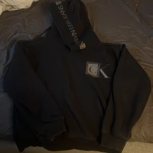 Calvin clain hoodie  - Calvin clain hoodie i xs använd några gånger men fortfarande i bra skick, säljer för 250kr😁