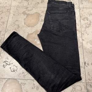 Ett par snygga jeans ifrån Tiger of Sweden. Dem är slim fit och passar ungefär 170-178. Nypris 1299kr, mitt pris 300kr!  /Oliver