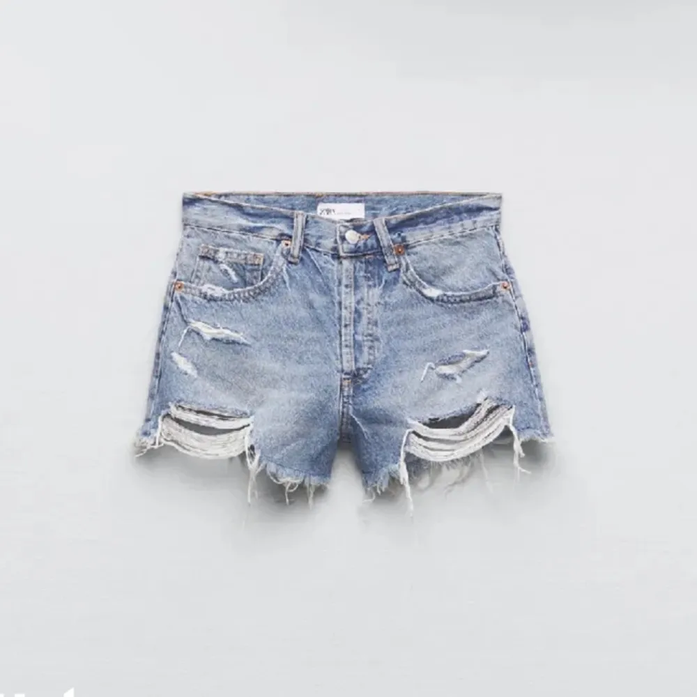 Såå snygga shorts från zara som ej säljs längre, inga defekter💞bara att skriva för egna bilder!!. Shorts.
