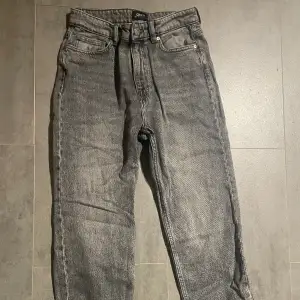 Snygga grå jeans från only med fransar som tyvärr inte passar mig💞 strl 28/30 men skulle säga att de är lite mindre och kortare!