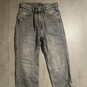 Gråa jeans - Snygga grå jeans från only med fransar som tyvärr inte passar mig💞 strl 28/30 men skulle säga att de är lite mindre och kortare!
