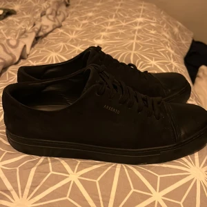  Axel Arigato cap toe limited -  Axel Arigato cap toe limited. Mocka material använda några gånger så de är lite cruese men inte jättesynliga. Skick 8/10. säljer för 900 pris kan diskuteras.
