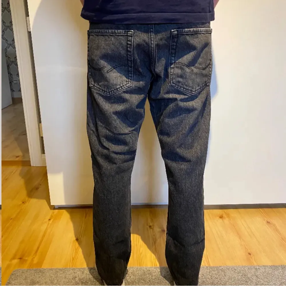 Säljer ett par mörkgråa jack&jones jeans i storlek 30/32 av slim fit modellen, använda ett par gånger men inga täcken på slitage eller liknande. Jeans & Byxor.