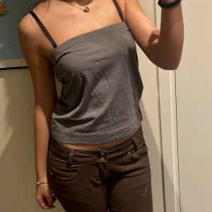 Tub-topp - Säljer denna grå tub-toppen från Hm i storlek S. Jag har aldrig använt den och den är även jättefin att ha som kjol (se bild 2). Skriv privat för frågor!