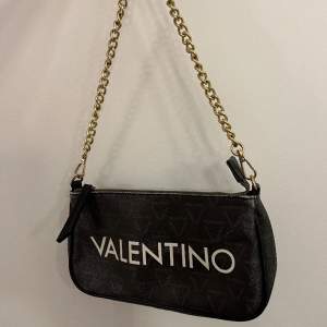 Valentino väska inköpt för ca 3 år sedan. Nypris 849kr 