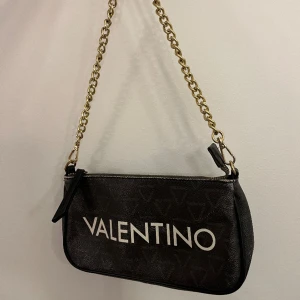 Valentino väska  - Valentino väska inköpt för ca 3 år sedan. Nypris 849kr 