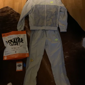 Syna world tracksuit - Hej säljer denna dress för att jag köpte fel storlek den är i storlek Medium och den kommer Bata att stiga i pris för varje dag som går passa på jag är i nöd av pengsr säljer den för priset jag köpte den för kvitto och alla påsar och tags 