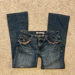 Only jeans  - Så snygga jeans från only! Lågmidjade och med slitningar/hål på benen🙌🏼 Midjemått rakt över: 38 cm och innebenslängen: 72 cm. Har tyvärr inga bilder med dem på!