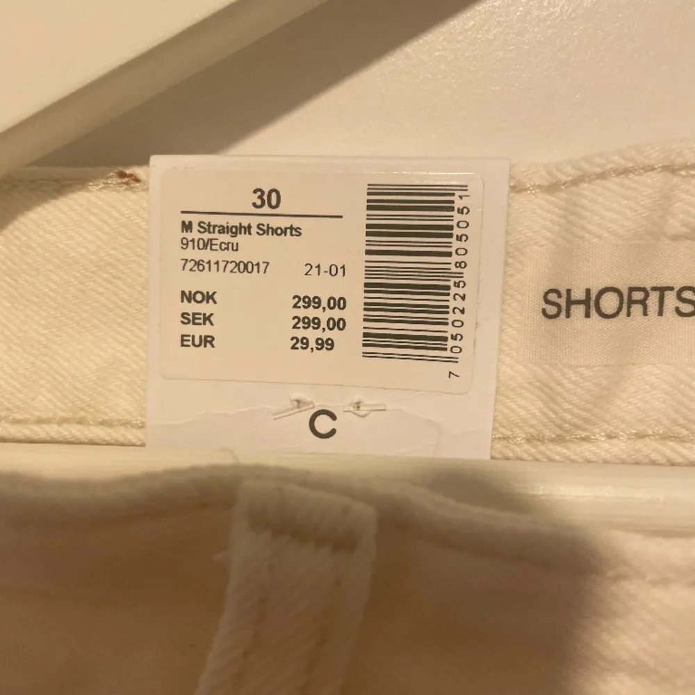 Krämvita shorts från Cubus, storlek W.30, aldrig använda, har prislapp kvar, skriv för mer information . Shorts.