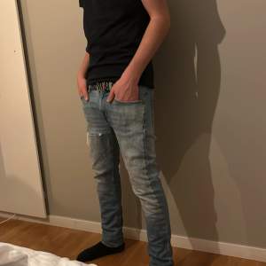 Ett par feta tiger of sweden jeans slim fit. Skick 9/10 nytt pris 1299kr. Modellen är 180cm.