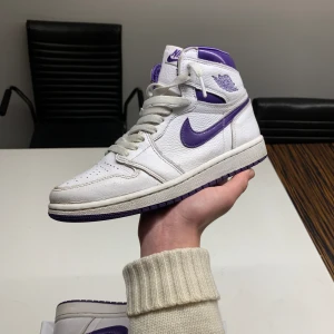 Air jordan 1 high retro court purple - Dags att sälja ett par skor som är för små. Kommer i ursprungslådan Storlek 37,5 funkar för både kille och tjej Vita och lila skosnören ingår Bra skick 