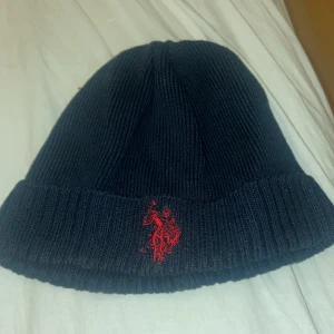 Ralph Laurent mössa - Snygg Ralph Laurent mössa i mörkblå💓