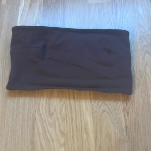 Liten brun topp - Toppen är ganska kort. Använd 2-3 gånger 