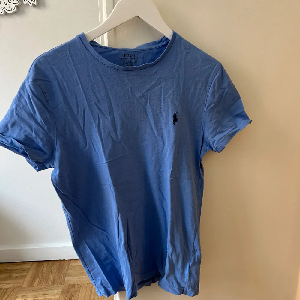 Super snygg blå Ralph lauren t shirt sparsamt använd. Skrynklig pga att den legat i gardroben länge. Nypris runt 650kr!. T-shirts.