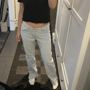 Low waist jeans  - Jeans från h&m. Modell 90’s, storlek 34. Täcken på användning se bild 3, blev så när jag tvättade dom. Annars helt fläckfria.  Lånade bilder, förutom sista!