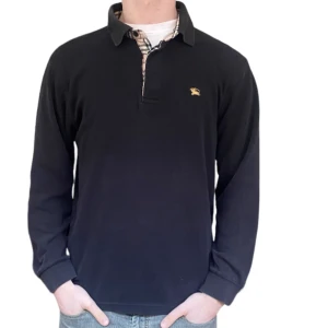 Burberry långärmad piké - Burberry pike i mycket bra skick, inga fläckar eller hål. storleken är M. Modellen på bilden är runt 180. Skriv privat för frågor eler om fler bilder.