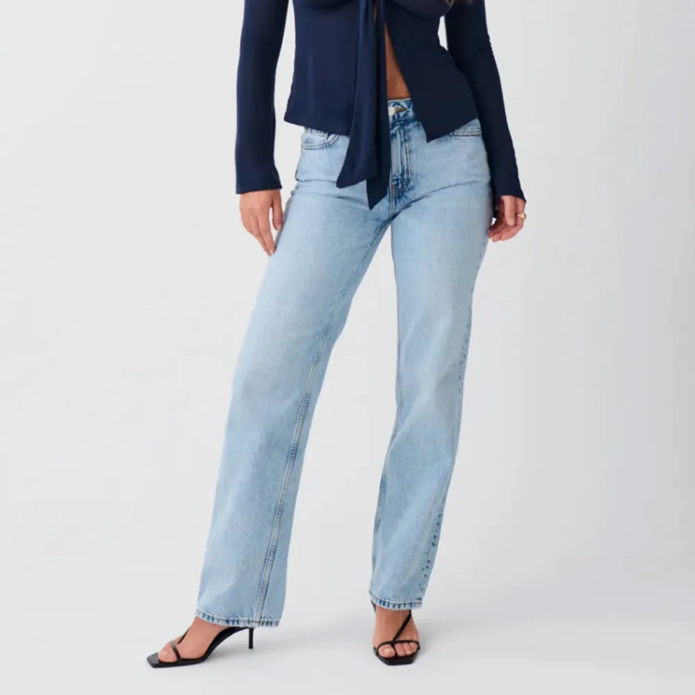 Säljer dessa jeans från Gina Tricot då dom inte kommer till användning 🩵. Jeans & Byxor.
