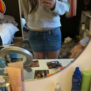 jeans kjol - super fin jeans kjol från h&m. säljer då den inte riktigt sitter som jag vill. skriv om du vill ha måtten. Sista bilden är från förra ägaren.skriv innan du trycker köp nu💞 