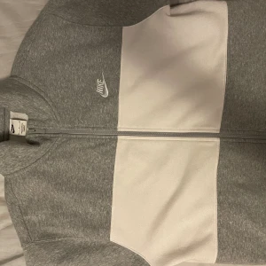 Nike Hoodie  - Fick den i födelsedagspresent men den var för stor för mig (L) så den passar inte mig. Hoodien och byxorna får ni med som ett paket.   Pris kan diskuteras 