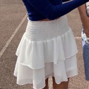 Volang kjol - Säljer denna söta volang kjol från Chelsea i storlek xs. Använd ett fåtal gånger och har inga defekter🩷nypris: 449kr. skriv vid intresse!