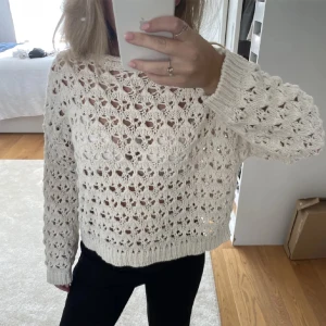 Stickad tröja - Superfin stickad tröja med hål💛