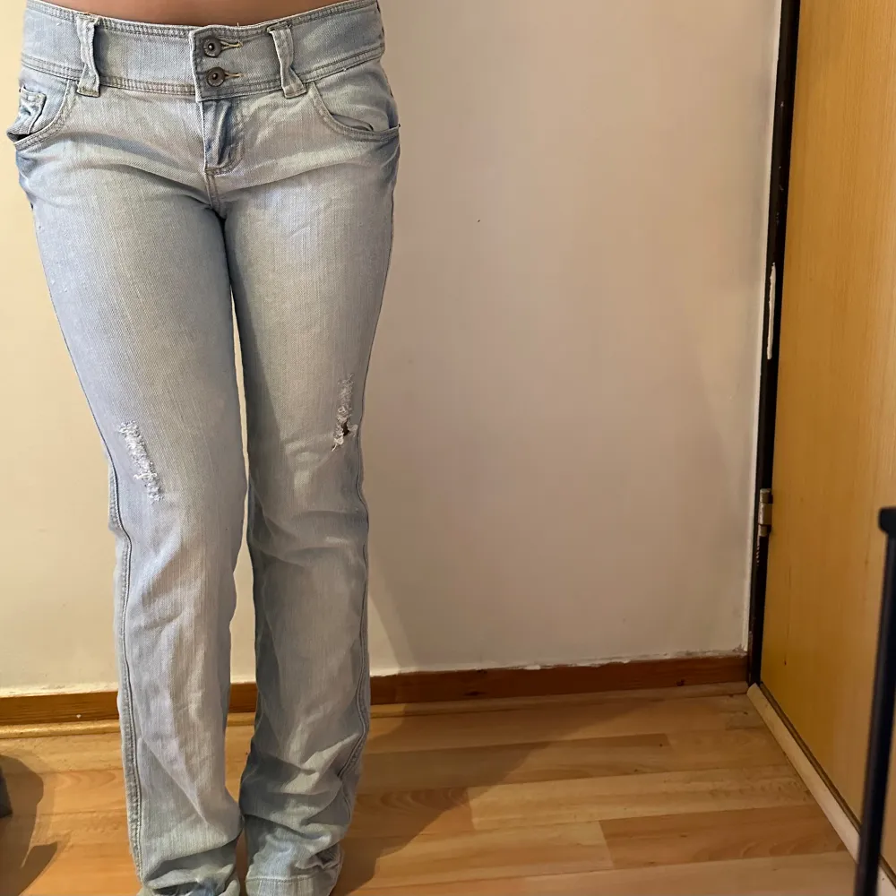 Dessa snygga lågmidjade jeans som tyvärr är för små för mig, använda ett fåtal gånger 🤍. Jeans & Byxor.