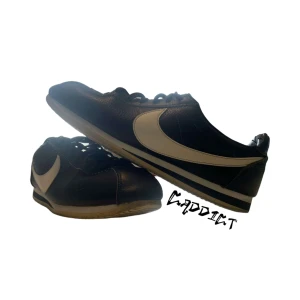 Nike Cortez  - - Ett par fina Nike Cortez I bra skick - Skorna är använda och har ytterst små skavanker - Storleken 46 - Färgen mörkblå - Tveka inte att ställa frågor om plagget 