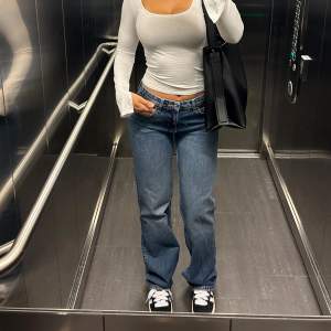 Säljer Zara jeans i väldigt fint skick. Modellen på jeansen heter jeans trf wide - leg medelhög midja - full lenght. Färg Marinblå, alltså inte samma färg som på sista bilden! 