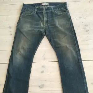 Bilderna fick ej plats så jag skickar gärna de privat. Otroligt snygga jeans med ursnygg passform. Finns lite slitage som syns på bild 3. Midjemått: 47cm Gylf: 30,5cm Innerbenslängd: 79cm