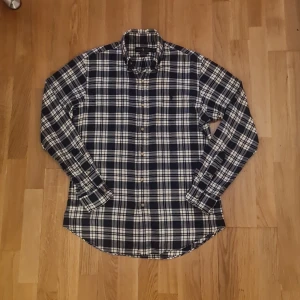 Flanellskjorta ralph lauren - Tunn flanellskjorta. Väldigt bra skick, storlek S custom fit, nypris 1599 mitt pris 399. Hör av dig för funderingar
