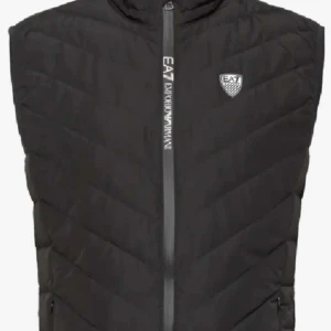 Väst - Säljer en fin EA7 ( Armani ) väst i storlek S. Perfekt skick, inga skador på västen eftersom den inte är använd!  Köpt på Zalando för 1999kr  DM för fler bilder Pris går att diskutera vid snabb affär!