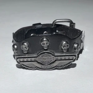 harley davidson armband - ett armband med harley davidson märket, stjärnor, och dödskallar på! 🖤minsta spännet är runt 16-17cm, största är 19-20cm. finns även några centimeter att göra egna hål större/mindre också. känns väääldigt kliande och är liksom sliten/skrovlig inuti.