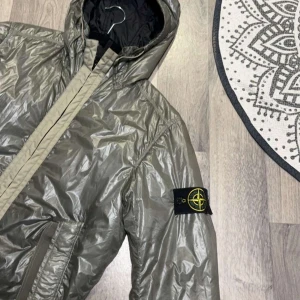 Stone island  - Sällsynt jacka. Har ett litet hål på armen, syns knappt och går att fixa. Pågrund av hålet så säljer jag jackan billigt.  Ord pris 3800. Mitt pris: 1990. Pris kan diskuteras.