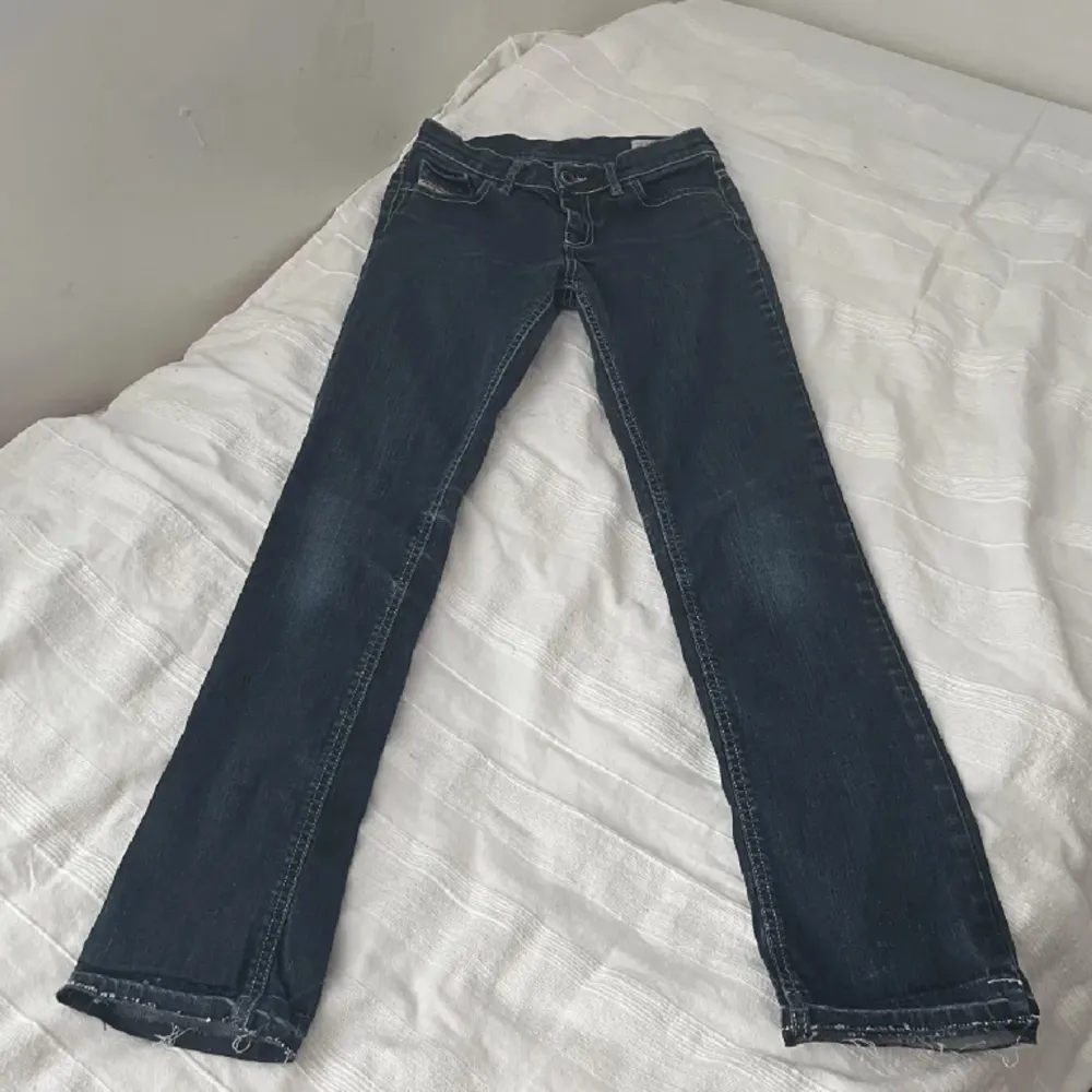 Fina lågmidjade jeans från diesel💕 Säljer då de är för små för mig som är 172 cm. Jeans & Byxor.