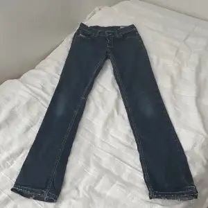 Fina lågmidjade jeans från diesel💕 Säljer då de är för små för mig som är 172 cm