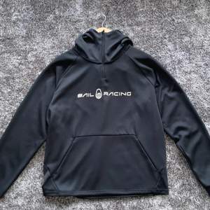 Svart Sail Racing zip hoodie i storlek Large. 🔥KÖP 2 TRÖJOR OCH FÅ 200-300kr RABBATT🔥 