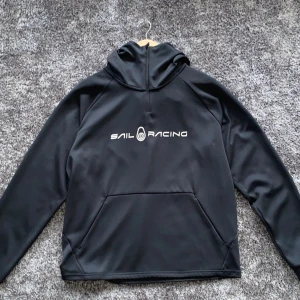 Sail Racing Zip hoodie Svat Larg - Svart Sail Racing zip hoodie i storlek Large. 🔥KÖP 2 TRÖJOR OCH FÅ 200-300kr RABBATT🔥 