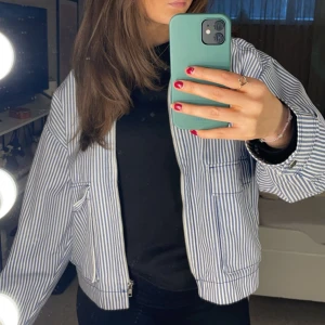 Jeans jacka - En superfin jacka från HM. Den är knappt använd och är super fin till våren. Den är i storlek Xs men är lite oversized och passar mig som oftast har s-m