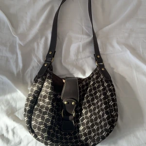 Handväska - Jättesöt handväska! Jättebra skick och knappt använd😁😁