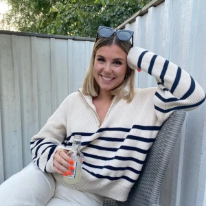 Tröja Holly & White  - Jättefin tröja från Holly & White  Perfekt till vår och sommarkvällar 🌷