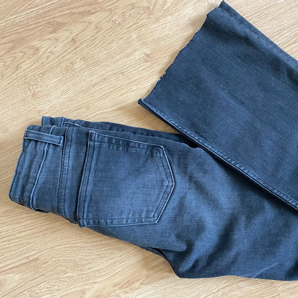 Säljer dessa mid Rise bootcut jeans. De är avklippta längst ner, innerbenet längden är 78. Annars är de helt nya med prislappen kvar. Jeans & Byxor.