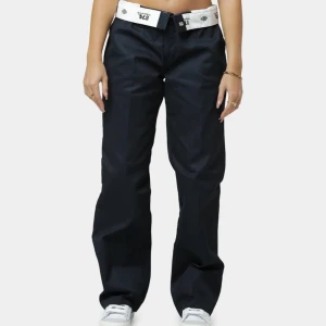 Säljer dickies byxor  - Säljer dessa supersnygga dickies 874 byxorna i svart. Dom är i tyg och skit sköna. Super snyggt att vika ner kanten så att det vita syns. Dom är i storlek 32x32, används som low Waist byxor. Nypris är 919 kr, säljer för 300kr. 🥰🥰