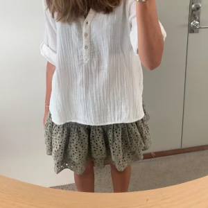 Volangkjol - Supersnygg kjol ifrån märket Lulu’s❤️kjolen är endast använd ett fåtal gånger och inköpspris var ca 1000🫶