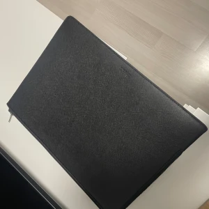 Datorfodral  - Datorfodral från hold it, använd några gånger annars helt ny utan defekter, nypris 400kr   den är väldigt rymligt 