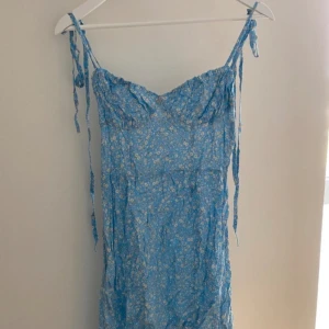 Klänning  - Aldrig blivit använd. 