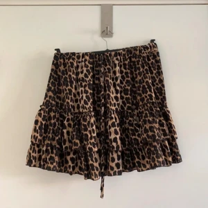 Kjol  - Stretchig kjol i storlek s. Passar xs också. Vet tyvärr inte märket på den.