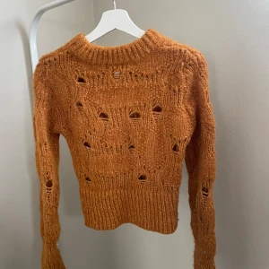 Virkad tröja  - Virkad tröja från hm i orange/gul färg.