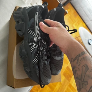 Asics Gel Quentum - Svart  - Enbart testade Asics gel Quantum. Dessvärre är de för stora så de får gå vidare!   Kommer med box.   Storlek 42.5